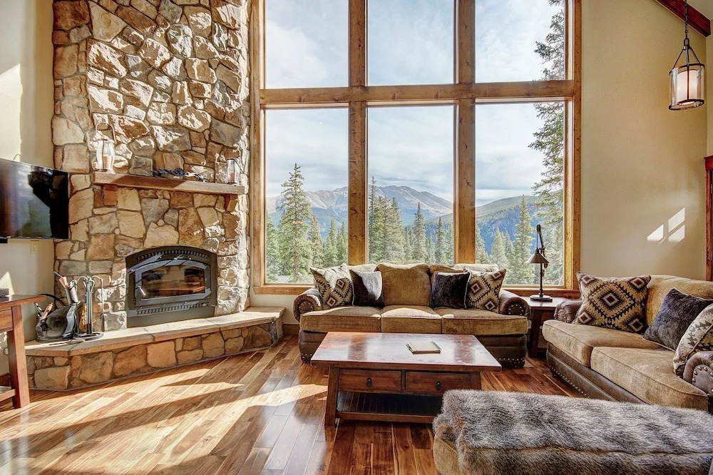 Mountain View Lodge 4 Bedroom Home by RedAwning