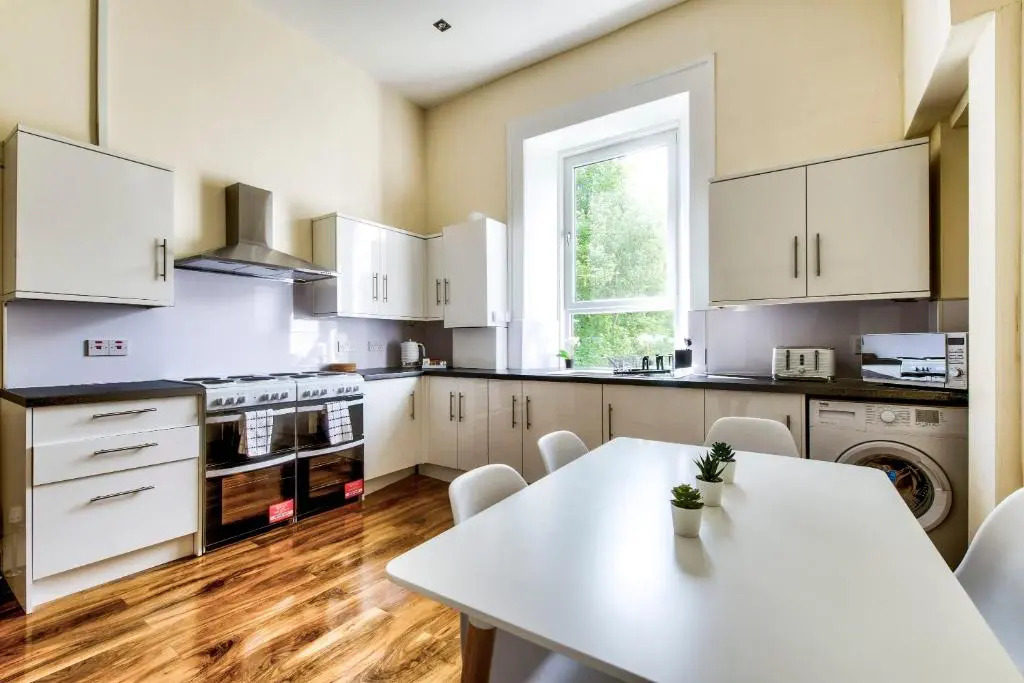 Stunning 5 bedroom apt, close to city centre, SEC, Hydro and motorway