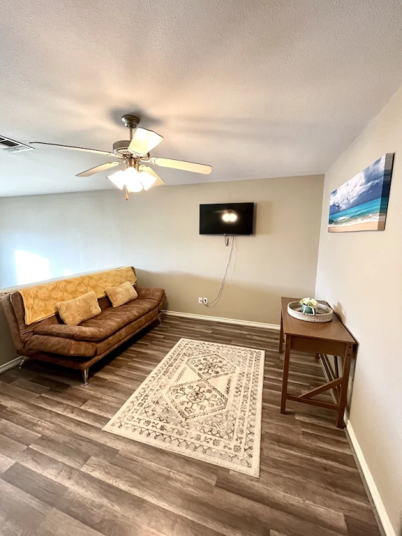New Owner! 3 Bed, 2.5 Bath Townhouse, Close To Whitecap Beach 3 Bedroom Townhouse by Redawning