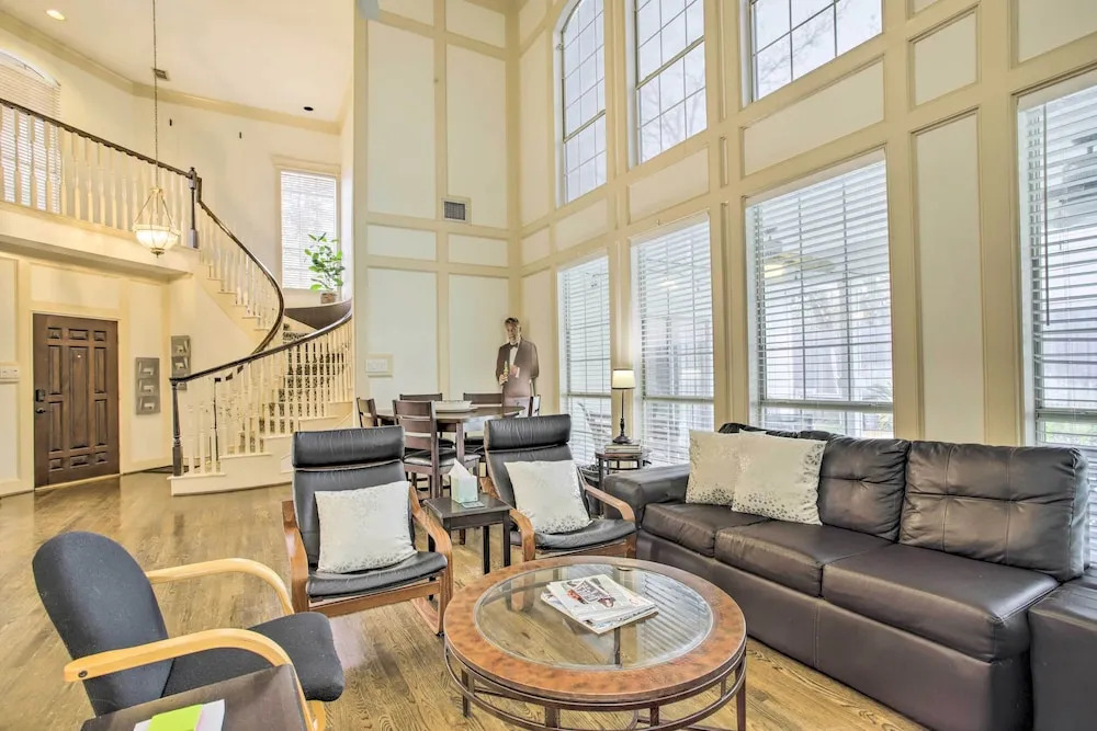 Han Solos Hideout Luxe Houston Home with Pool!