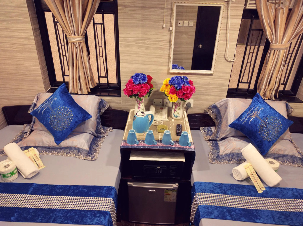 Hostel 16 RECEPTION 24 HOUR Block E 10th floor CHUNG KING MANSION TSIM SHA TSUI KOWLOON