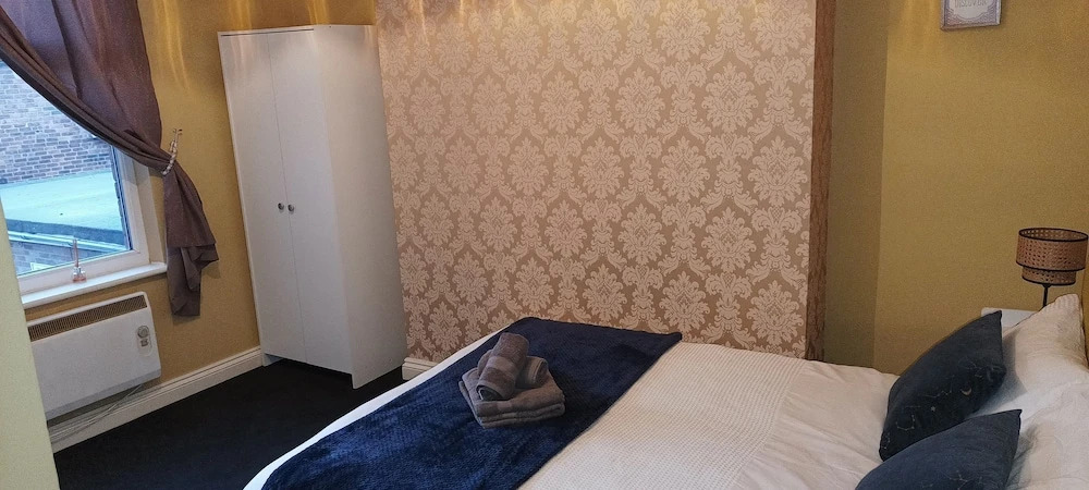 Apartment - Sleeps 5, Free Parking & Sun Terrace