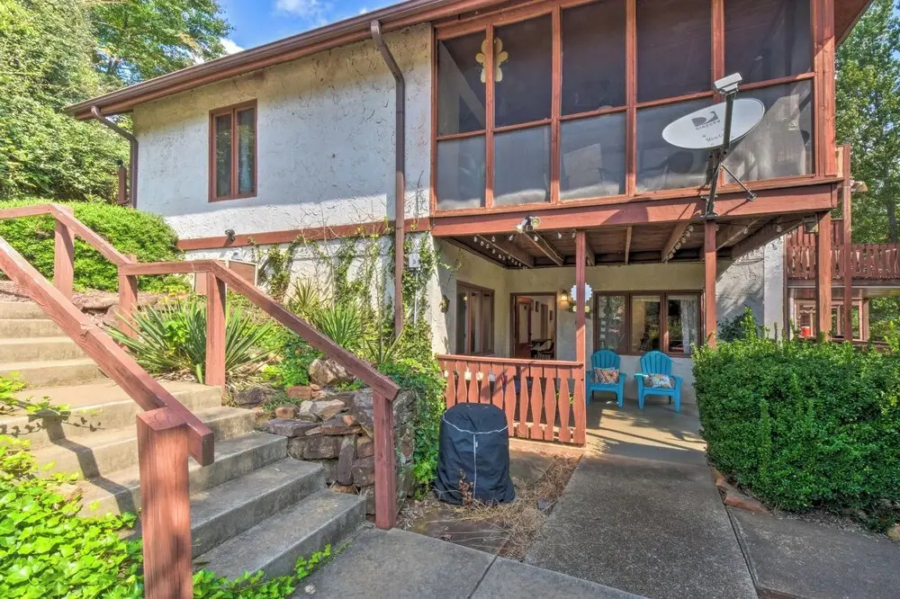 Spacious Rustic Helen Abode ~ 1/2 Mi From Tubing!