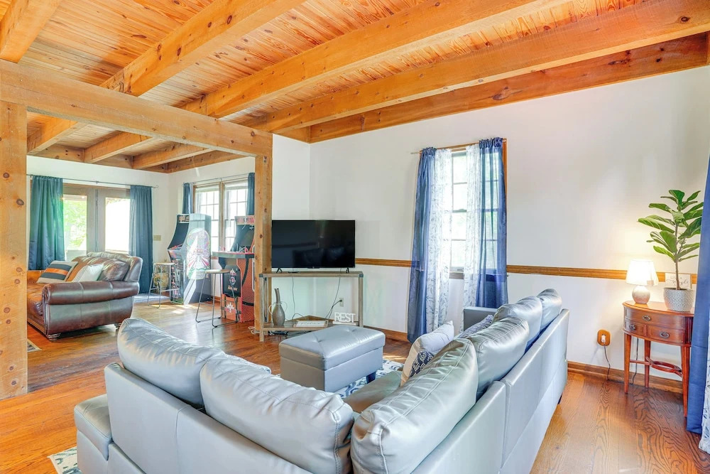 Mcgaheysville Home w/ Screened Porch & Gas Grill!