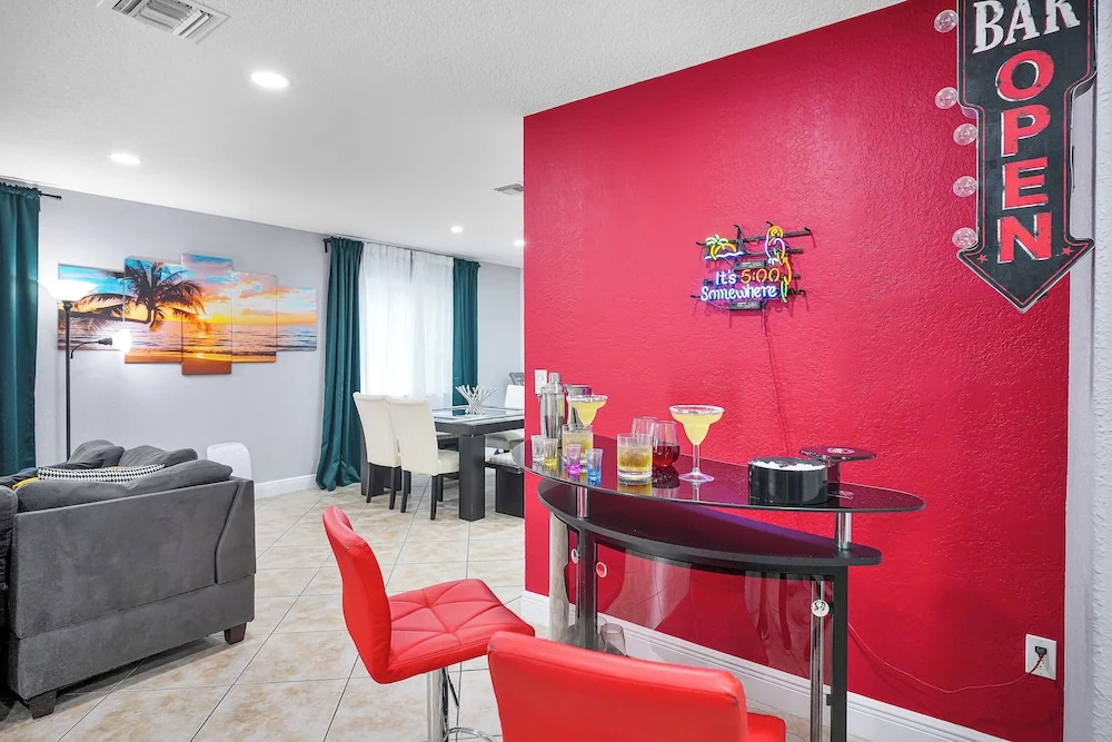 Unique Escape GameRoom! Bar, BBQ, Spacious, and Near Beach