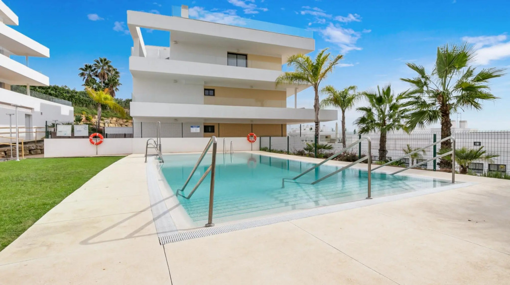 Roli in Estepona with 2 bedrooms and 2 bathrooms