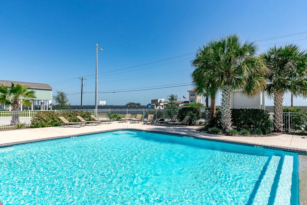 3326 Tx-35 Bus Home - 2 Br home by RedAwning