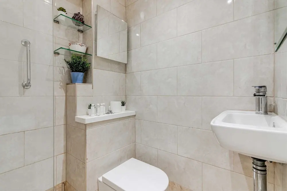 Stylish Chiswick Park Apartment