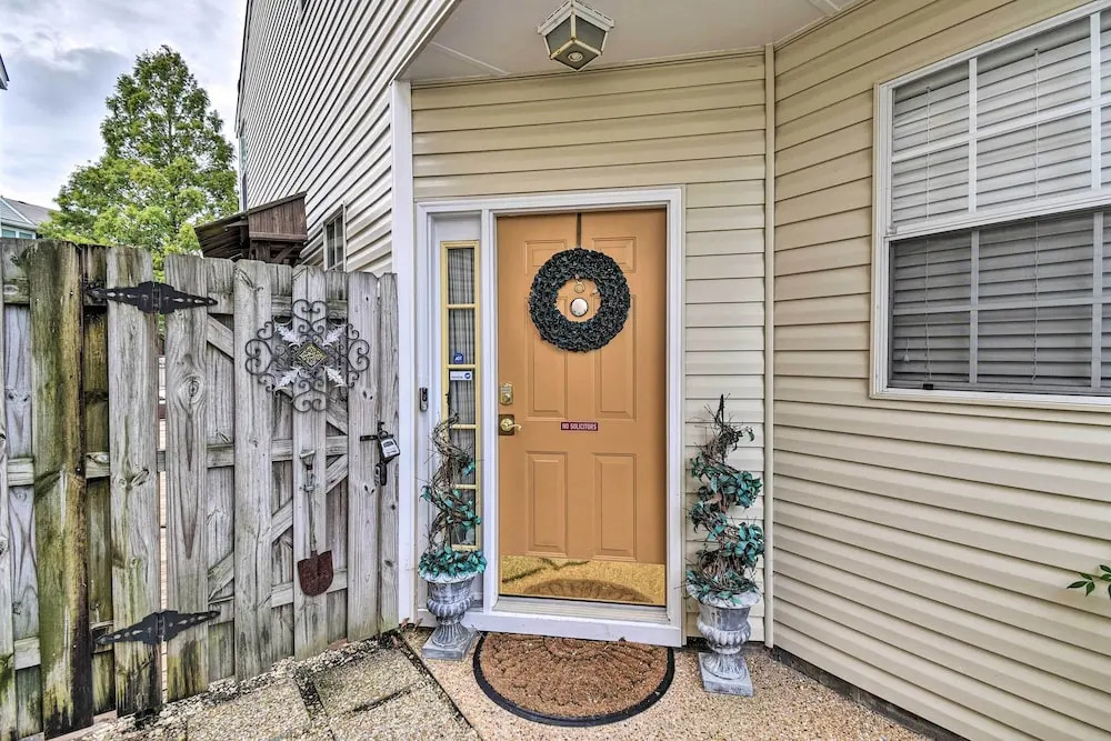 Hampton Home w/ Fireplace + Close to Beaches!