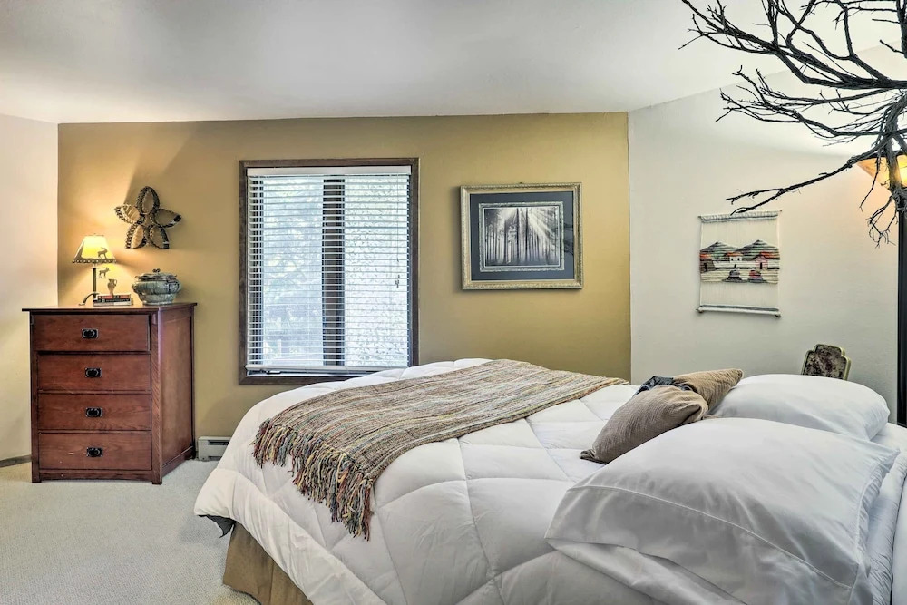 Rustic Condo w/ Deck < 1 Mi to Angel Fire Resort!