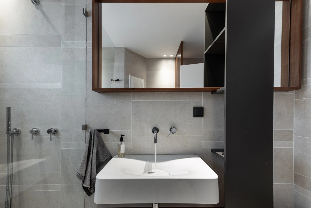 Grey and White 2BD Apartment 132m2 Free Parking