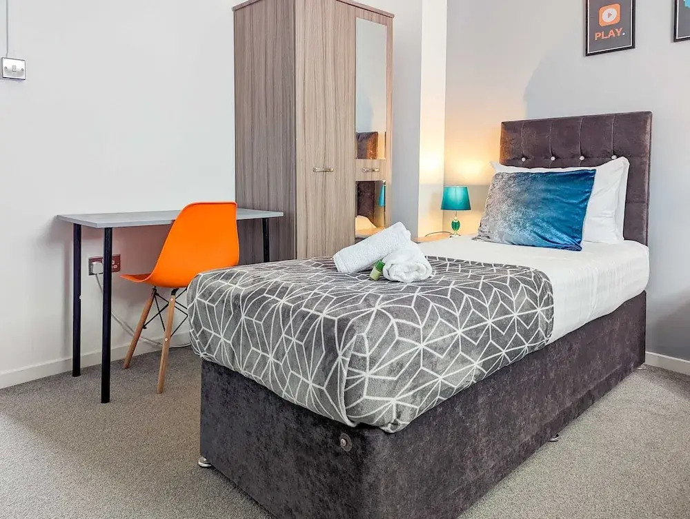 Group Stay Deasls on Outfield 5BR House w 10 Beds