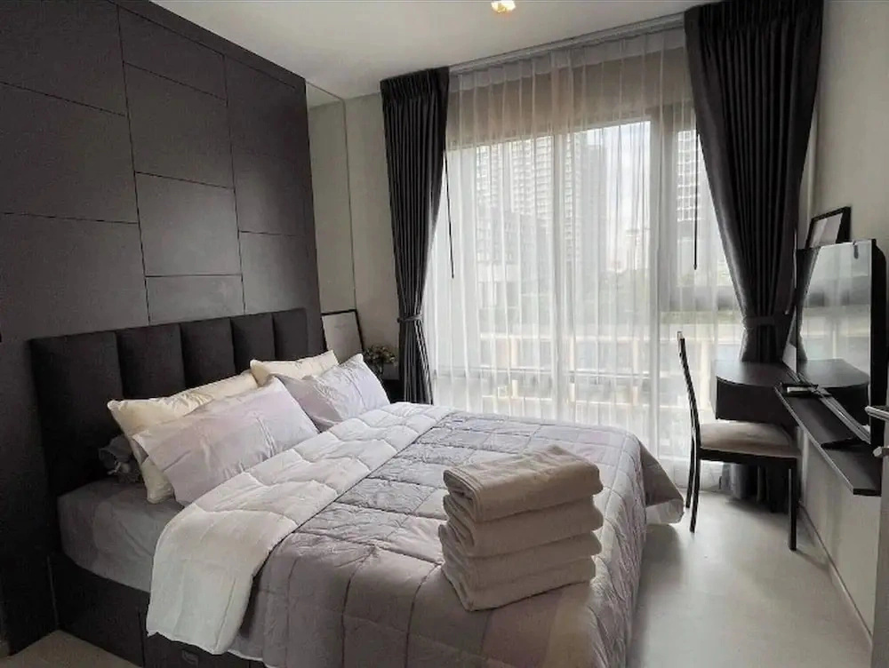 Modern Condo in Khlong Toei Balcony, Gym, & Fast Wifi