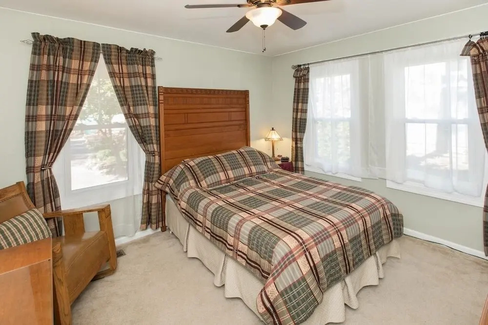 Beach Wood Retreat 4 Bedrooms 2 Bathrooms Home