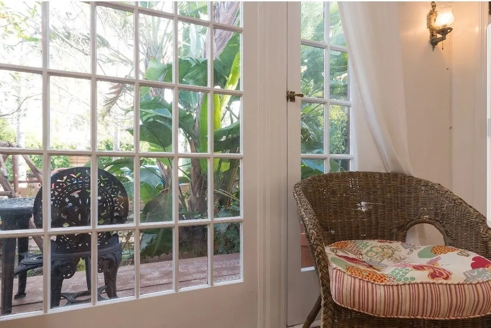 935 Venice Beach - Studio Apts