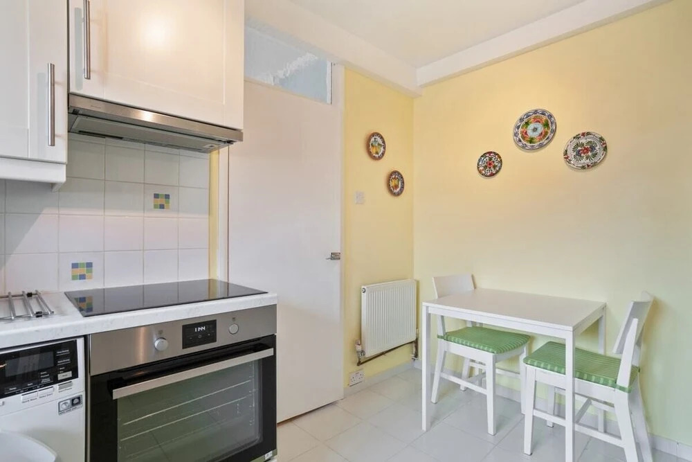 Spacious 3 Bed Flat W/communal Garden in Euston