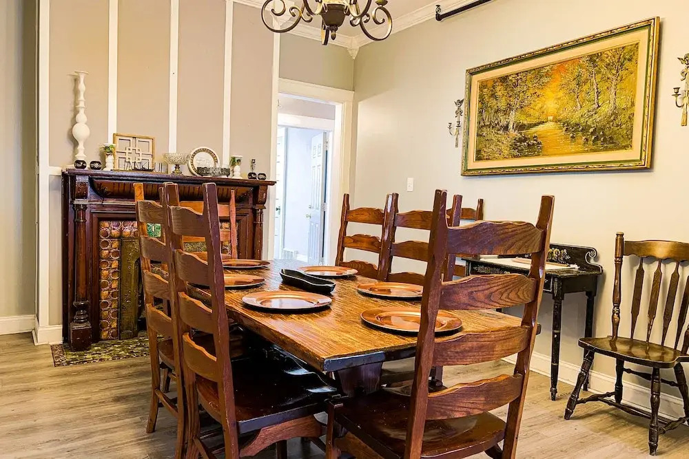 THE 1023 With Private Yard & Parking, Near Falls & Casino by Niagara Hospitality
