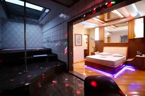 BRUHMOM MOTEL