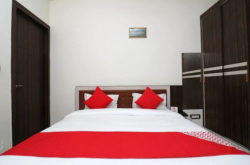 OYO 24879 Royal Taj Home Stay