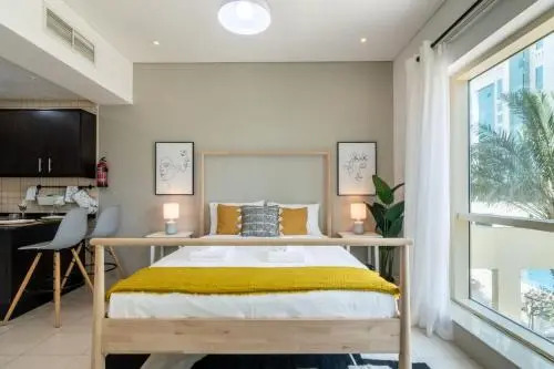 Luton Vacation Homes -Spacious Studio in Royal Oceanic, Dubai Marina