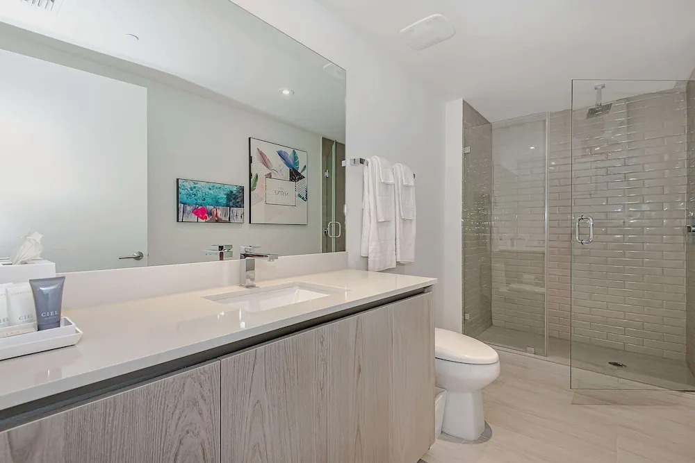 Stunning 25th-Floor Views in Hollywood