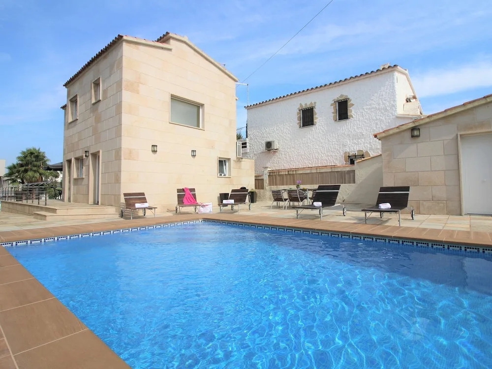 Attractive Holiday Home in Empuriabrava near Beach