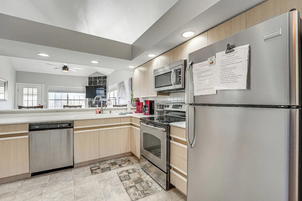 Marina Views & Cozy Sunroom: Condo in Branson!