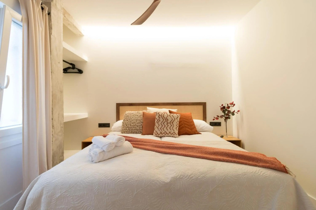 Amplio y moderno apartamento con tarima refrescante by Staynnapartments