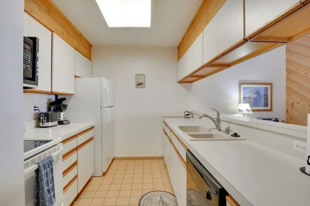 Bellaire Townhome on Summit Mtn w/ 2 Balconies!