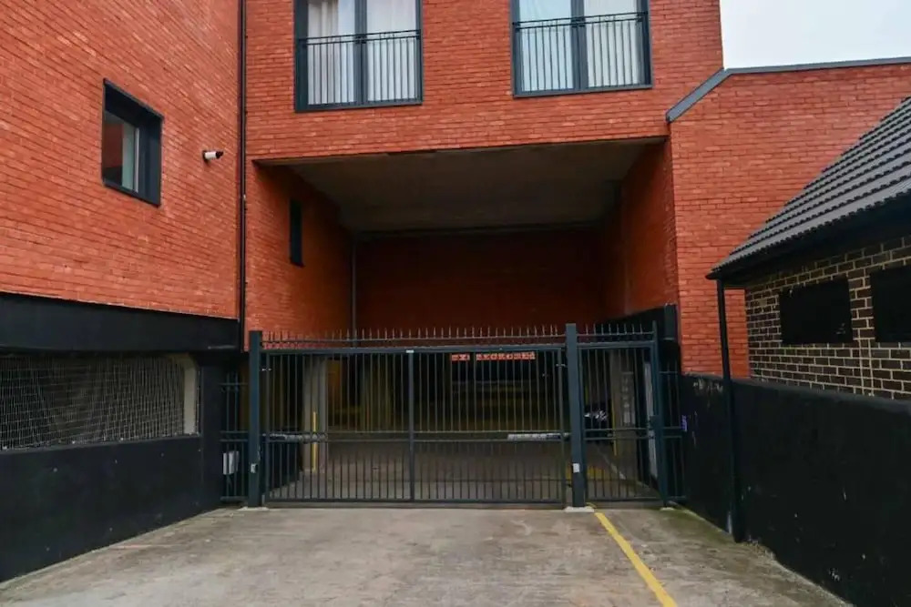 Livestay - Modern Spacious 2 Bed 2 Bath Apartment