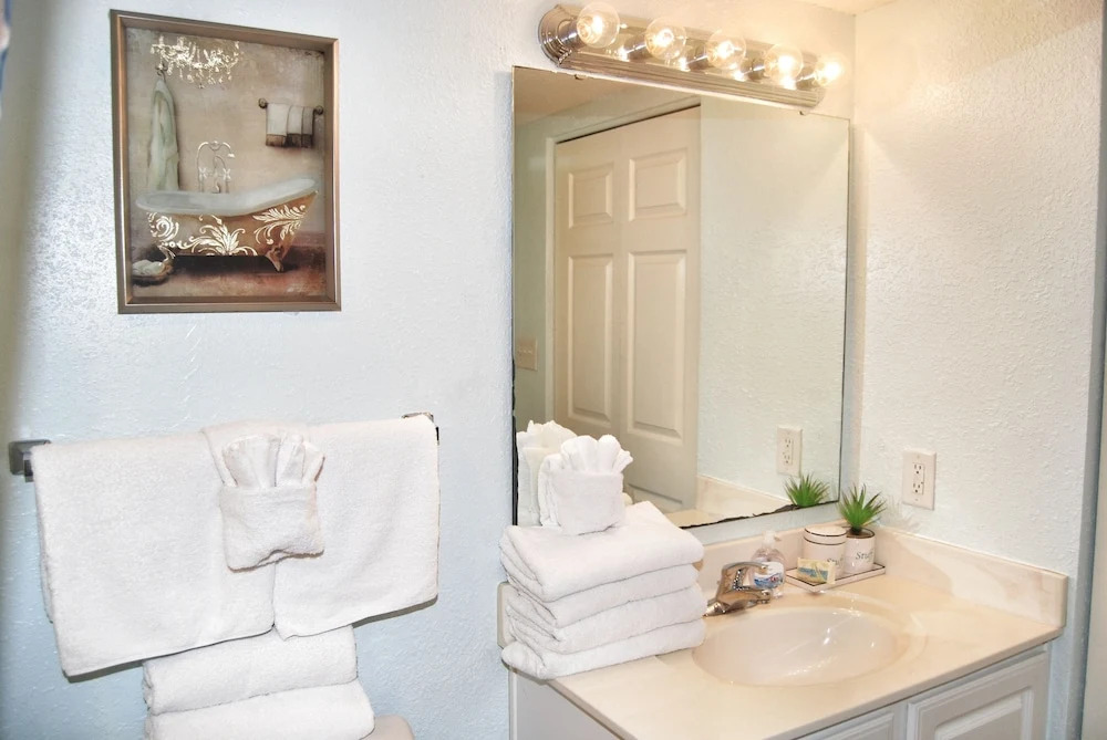 Grand Atlantic Resort 601 - Efficiency Studio Bedroom Condo by RedAwning