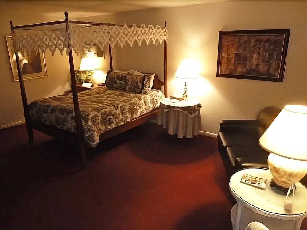 Crescent Lodge & Country Inn
