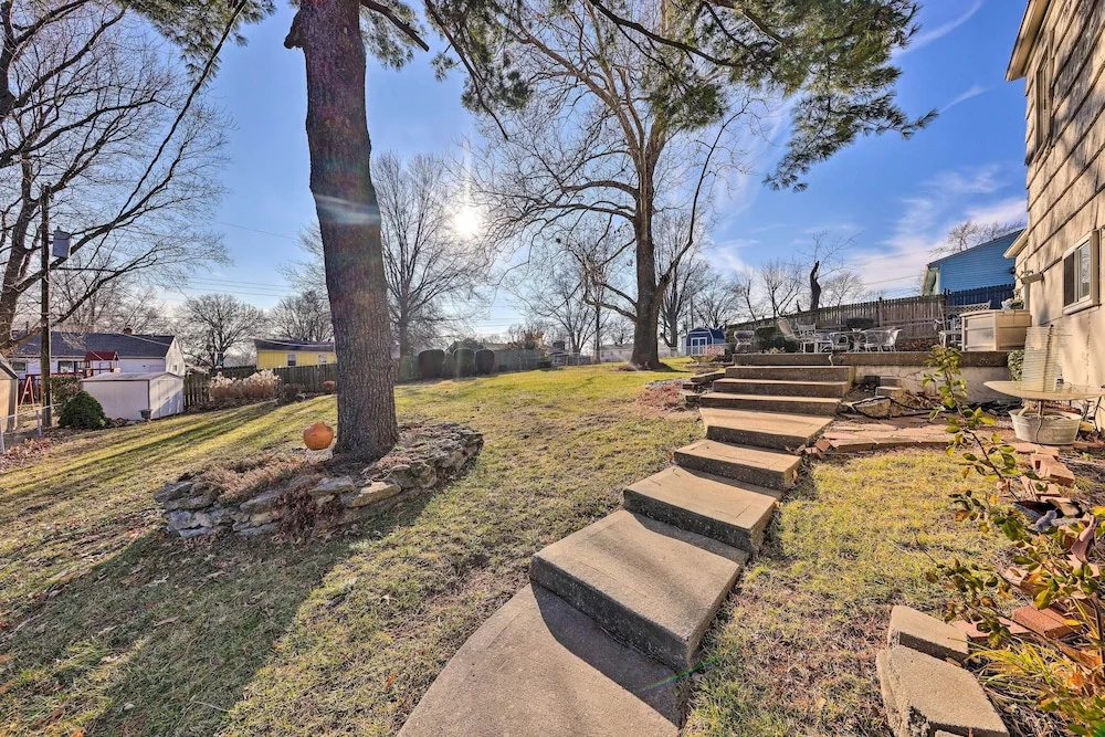 Cozy Kansas City Home w/ Yard - 9 Mi to Dtwn!