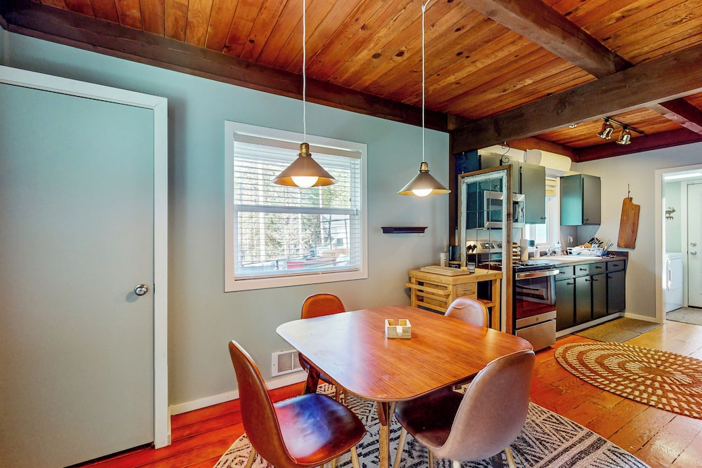 Dog-friendly 3 BR Cabin W & Decks & Bunk Room
