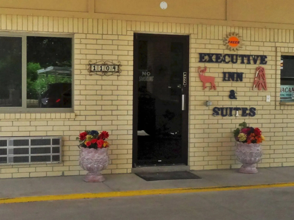 Freer Executive inn and Studios