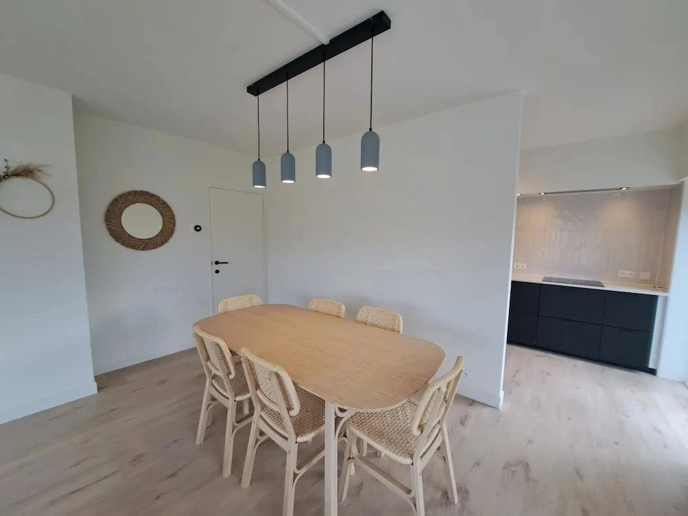 Bright 3-bedroom Flat by the Beach
