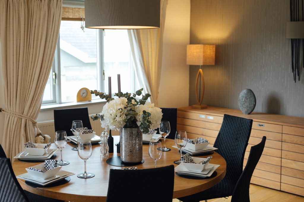 Oaktree Lodge - Luxury Cottage, Hot Tub, Sea Views