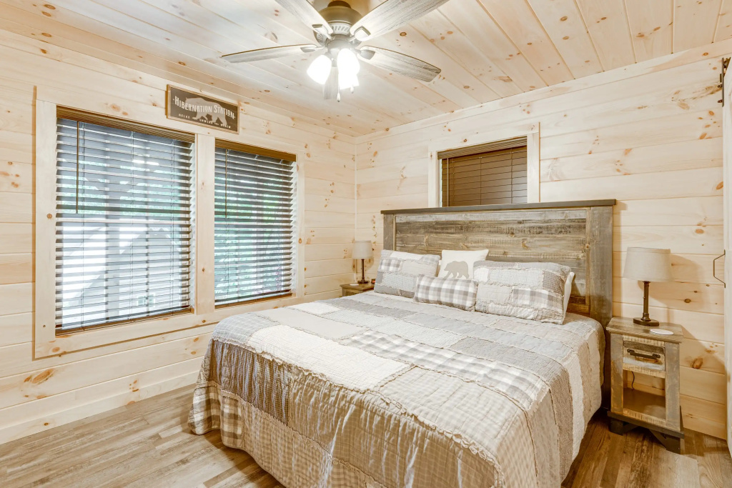 Paws in the Air: Hot Tub, Close to Area Attractions, Restaurants, & Shopping: 5 minutes from the Parkway