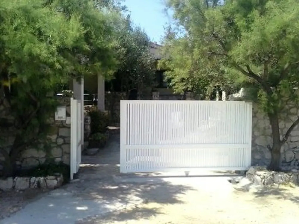 Ivica - Charming House Next to the sea - H