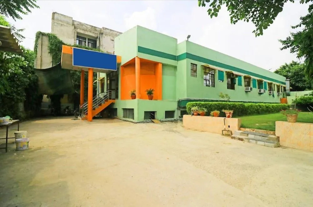 Goroomgo Brlux International Agra