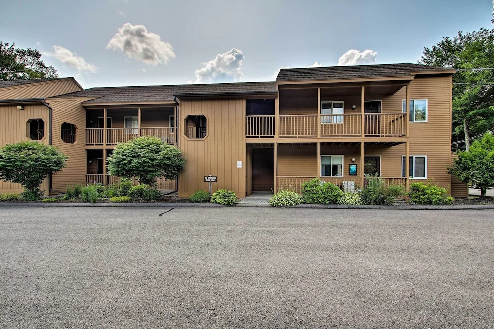 Lincoln Condo w/ Balcony - 6 Mi to Loon Mtn!