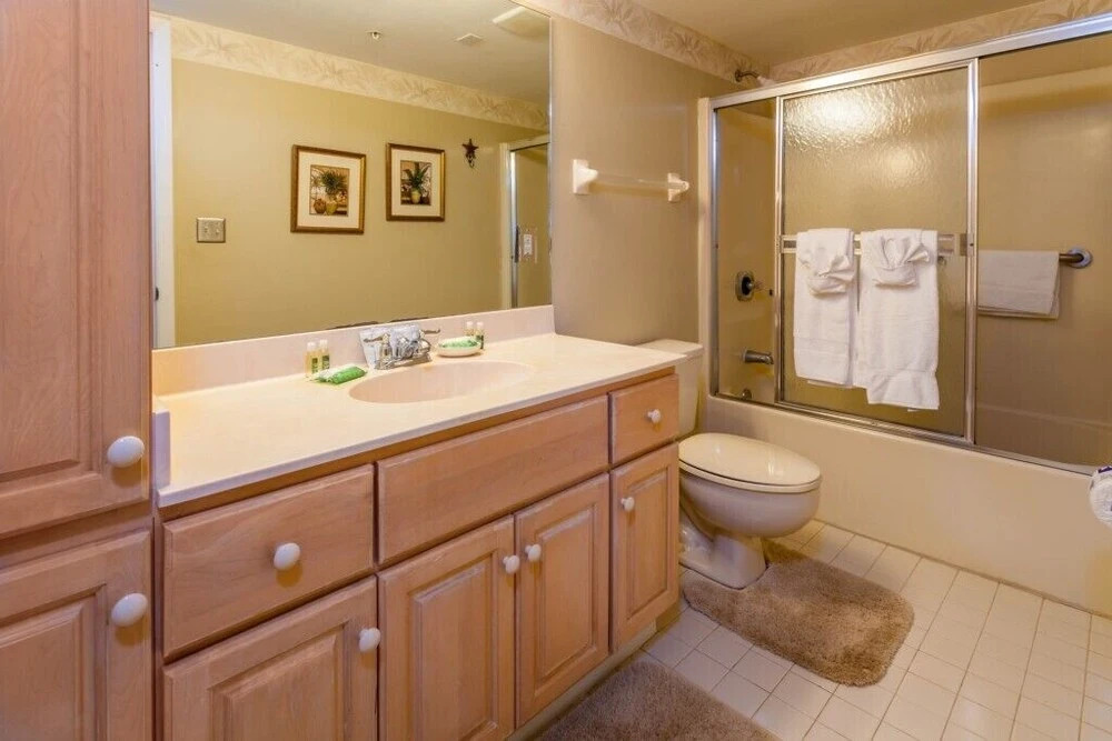 On The Harbour Condo Across From Beach! 2 Bedroom Condo by Redawning