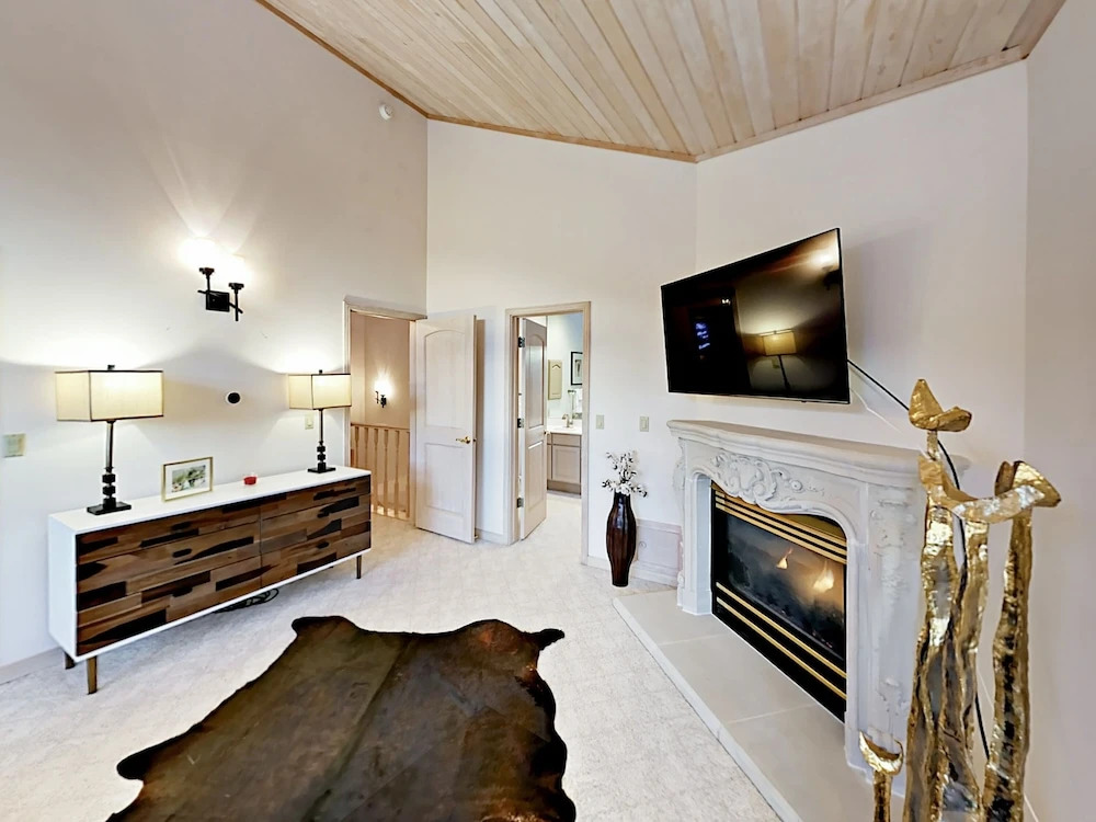 Exclusive Mountain Retreat #B - 4 Br Duplex