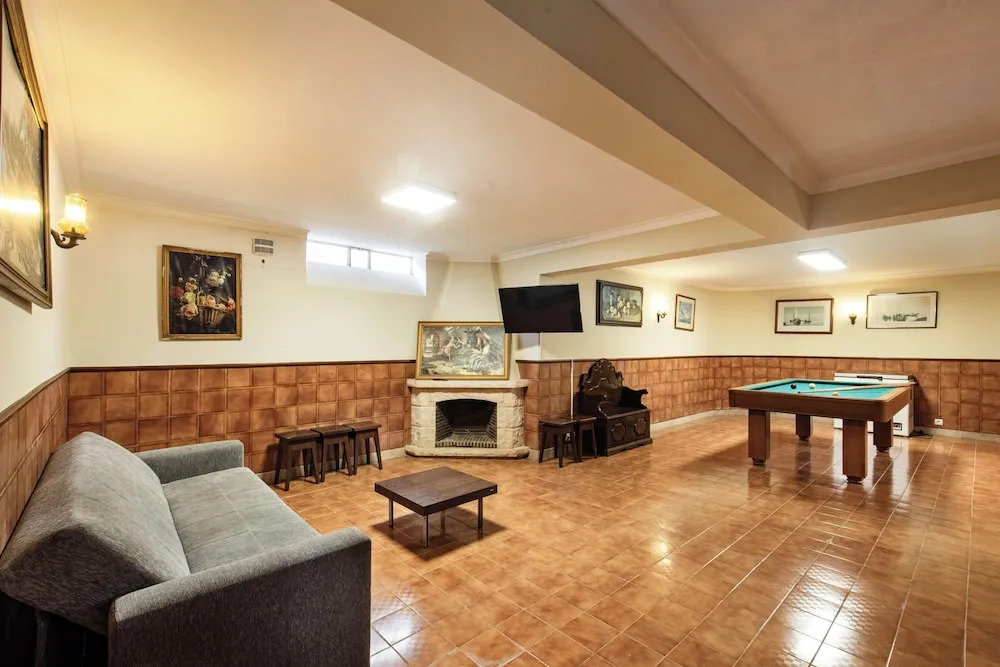 Residential cul-de-sac walking distance to centre, private pool, free AC wifi