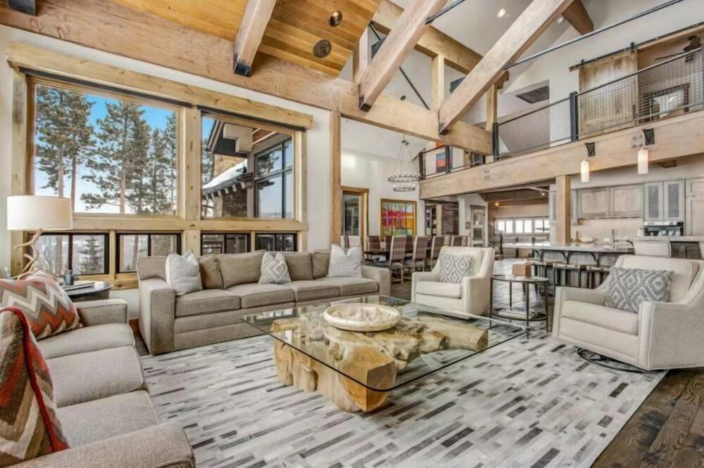 Luxurious 6-bedroom Ski-in/ski-out Home, Very Spacious, With Private hot tub and Game Room