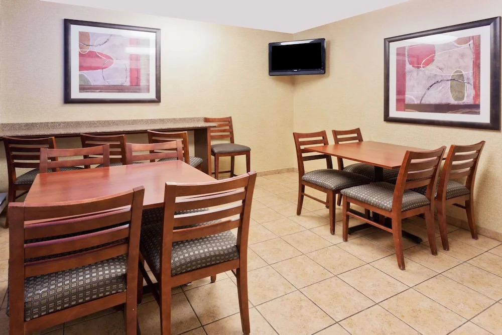 Days Inn by Wyndham Rockford I-90 Walking Distance to Casino