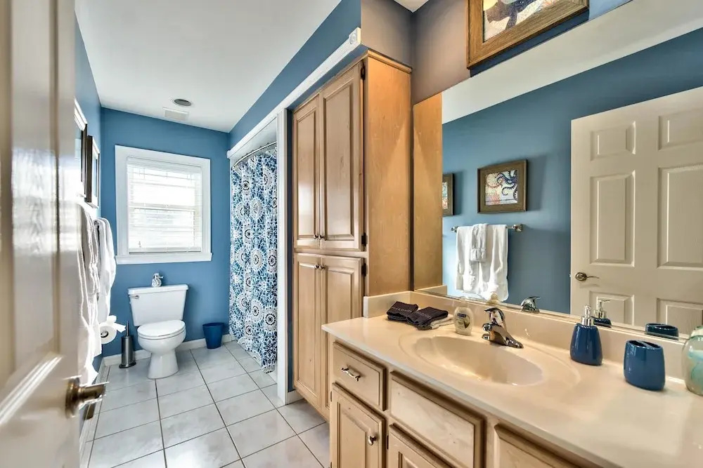 Comfy 3 bedroom with parking & close to everything
