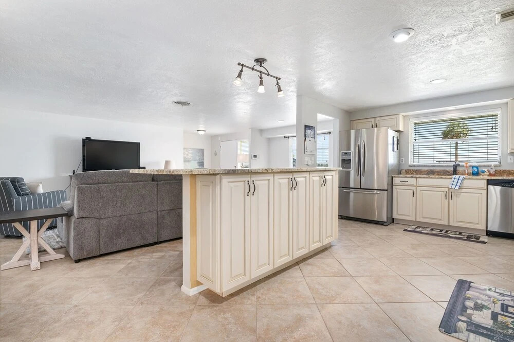 Sunshine On The River 3 Bedroom Waterfront Property 3 Home by Redawning