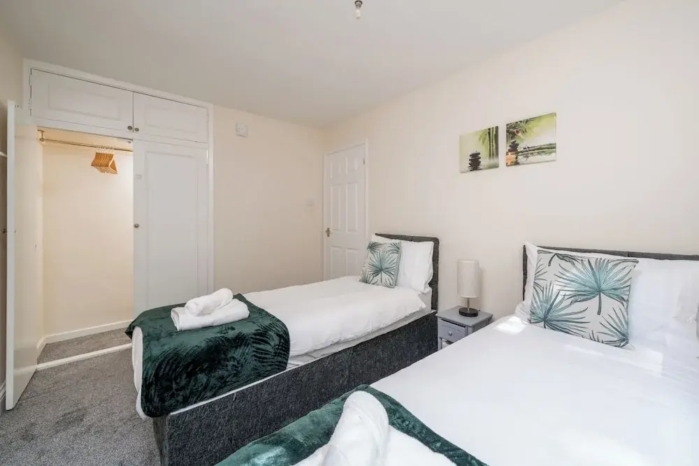 Redhill Holiday Home Sleeps 4 - Parking