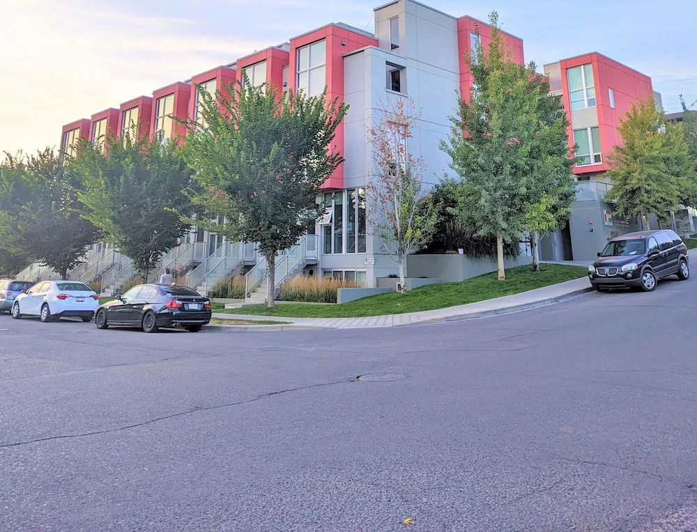 Monki Di Executive Suites - GLAS - Luxury Inner City Home 3 min to Downtown w Private Rooftop Patio Fireplace